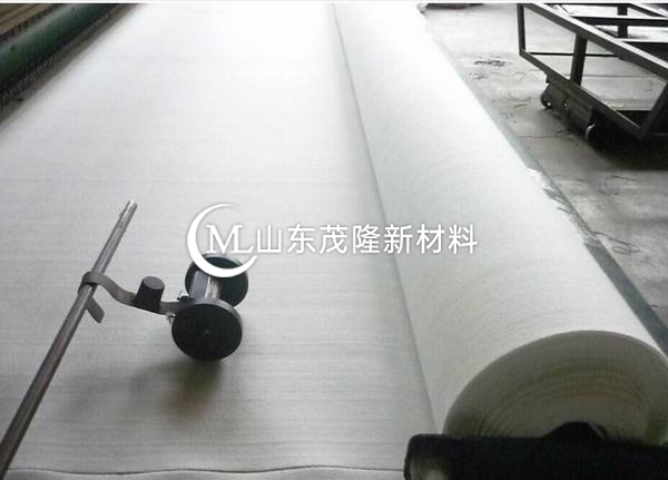 柯橋街道換上了既抑塵又環(huán)保的土工布