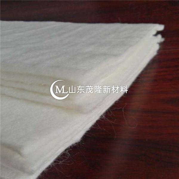 土工布鋪設(shè)應(yīng)在瀝青冷卻失去粘結(jié)性之前進行