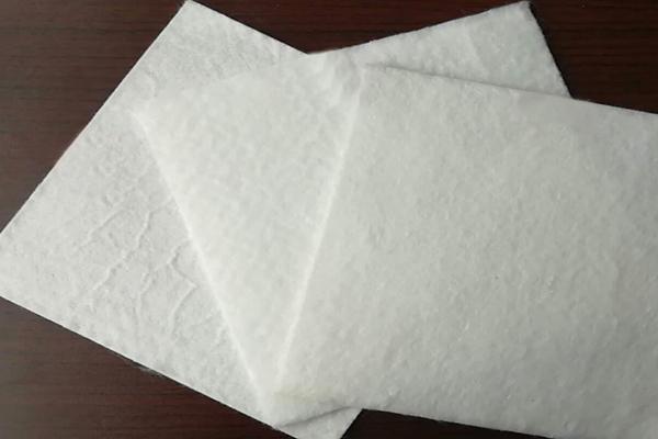 如何正確鋪設(shè)復(fù)合土工布：一布一膜，哪一面朝上？  第2張