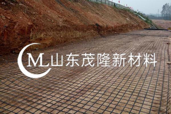 《榮縣快速通道建設(shè)項(xiàng)目》鋼塑土工格柵鋪設(shè)