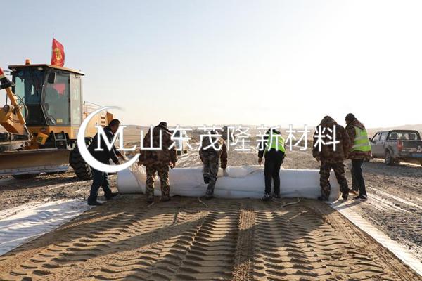 《東方環(huán)保科技有限公司危險(xiǎn)廢物處理》土工布施工