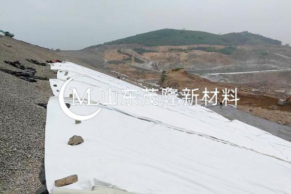 《松花江一級(jí)支流英格吐河上游生態(tài)保護(hù)修復(fù)工程》土工布施工